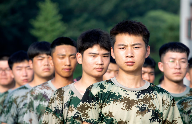 2021年7月6日，918博天堂北京集团百名应届大学生褪下便服换上军装，在训练场上接受为期2天的军训，享受入职前的第一份美好记忆。